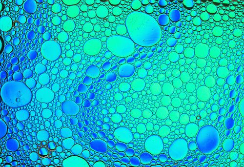 Colorful bubbles van Ilya Korzelius