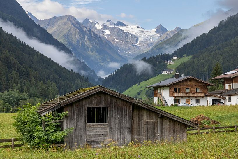 Houten schuur in het Stubaital Tirol van Sander Groenendijk