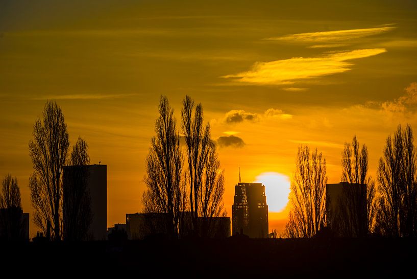 Stadt mit aufgehender Sonne von Fred Leeflang