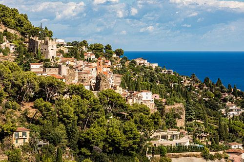 Roquebrune met het kasteel aan de Côte d'Azur in Frankrijk