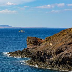 Uitzicht over de blauwe zee van Fuerteventura van Frank Kuschmierz