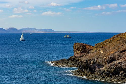 Vue de Fuerteventura sur la mer bleue