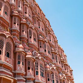 Überfliegende Tauben am Hawa Mahal in Jaipur Indien. von Niels Rurenga
