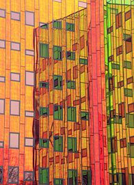 Abstract kleurige wand van spiegelend glas modern design van Bobsphotography