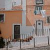 Pastel huis in Lissabon van Anne Verhees