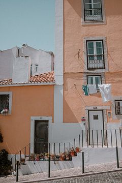 Pastel huis in Lissabon van Anne Verhees