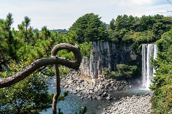 Chute d'eau à Jeju en Corée du Sud