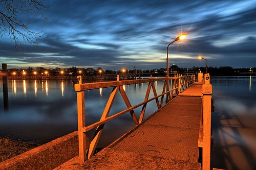 Aan de Maas bij avondlicht