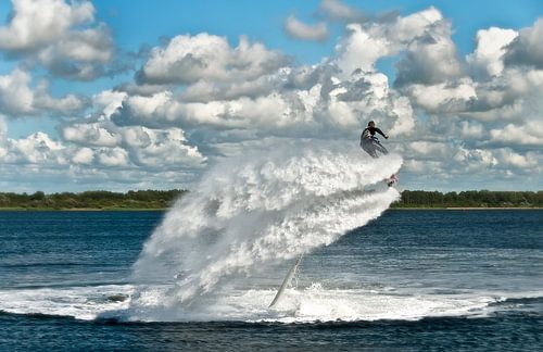 Flyboarden auf dem Veerse-Damm