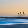 IJsland Nevel en mist rond de rotsen van Reynisdrangar van Caroline Guerain