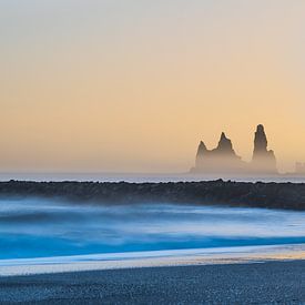 Island Dunst und Nebel um die Felsen von Caroline Guerain