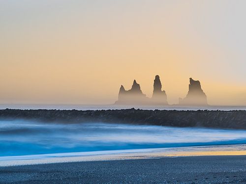 IJsland Nevel en mist rond de rotsen van Reynisdrangar van Caroline Guerain