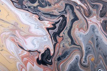 Flüssige Farben: Sand- und Erdtöne fließen aneinander vorbei und durcheinander (horizontal) von Marjolijn van den Berg