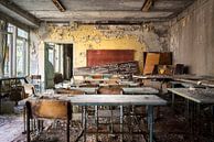 Klassenzimmer in der verlassenen Schule. von Roman Robroek – Fotos verlassener Gebäude Miniaturansicht