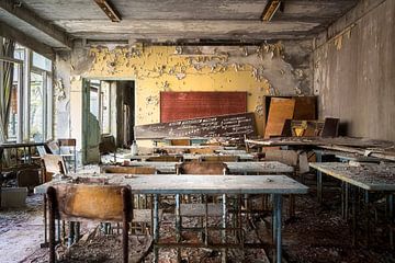 Salle de classe à l'école abandonnée.