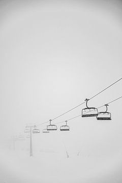 Skilift in de wolken van Sander de Vries