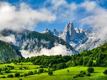 wat een uitzicht op de Picos de Europa in Noord-Spanje van Leo Schindzielorz