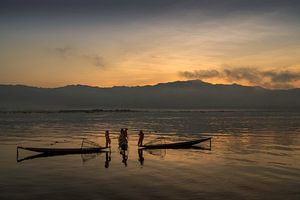 Bateaux de pêche sur le lac Inle au Myanmar au lever du soleil