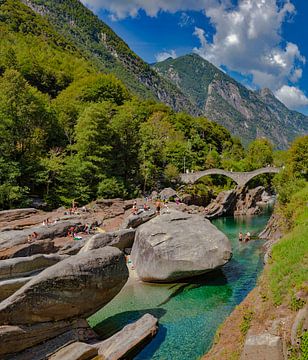 Felsformationen entlang des Flusses Verzasca und die mittelalterliche Doppelbogenbrücke Ponte dei Sa