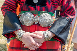 Traditionelle balkanische Tracht mit silberner Pafta-Schnalle (Close U) von Milcho Milev