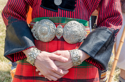 Traditionele Balkan-volkskleding met zilveren Pafta-gesp (Close U)