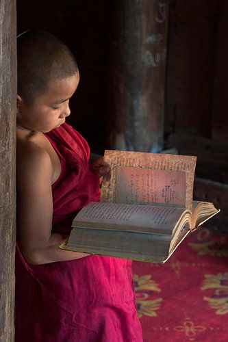 Lesung in einem Tempel in Pagan, Myanmar
