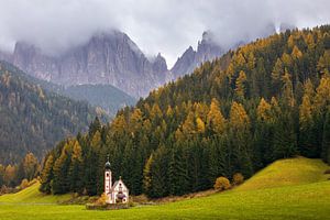 Die kleine Kirche St. Johann in den Dolomiten in Italien