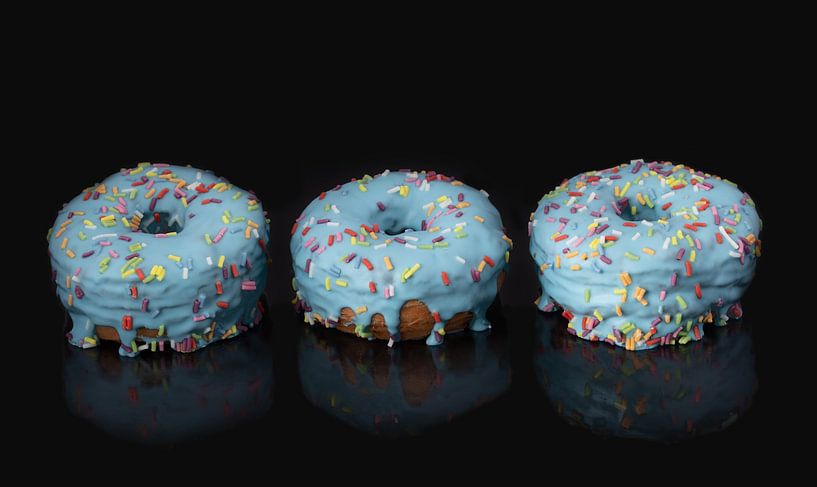 Drei blaue Donuts von Ulrike Leone
