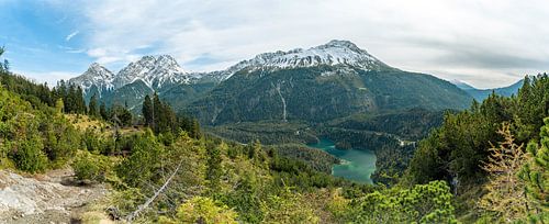 Blindsee in de herfst en de eerste besneeuwde bergen
