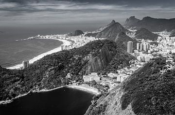 Blick vom Zuckerhut auf Hügel Landschaft von Rio de Janeiro Brasilien schwarz-weiss von Dieter Walther