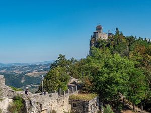 Stadsmuur met fort in San Marino van Animaflora PicsStock