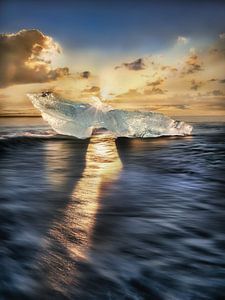 Gloeiend ijsblok bij Diamond Beach op het eiland IJsland. van Voss Fine Art Fotografie