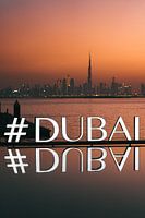 #DUBAI se reflétant dans l'eau avec le Skyline de Dubaï au coucher du soleil