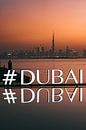 #DUBAI spiegelt sich im Wasser mit der Skyline von Dubai bei Sonnenuntergang von Michiel Dros Miniaturansicht