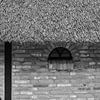 Deel van een oude schuur of stal 1 in zwart-wit van Jaap Tanis