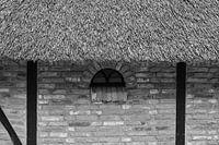 Deel van een oude schuur of stal 1 in zwart-wit