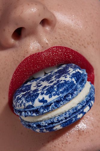 Biss in ein Delfter Blau Macaron