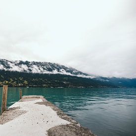 Pier naar het blauwe meer, Zwitserland | Landschap | Moody reisfotografie van Ilse Stronks | Lines and light inspired travel photography