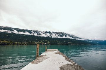 Pier naar het blauwe meer, Zwitserland | Landschap | Moody reisfotografie van Ilse Stronks | Lines and light inspired travel photography