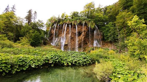 Waterval bij de Plitvice Meren. Plitvica Jezera van Stefan Speelberg