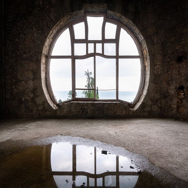 Fenêtre Art Nouveau abandonnée. par Roman Robroek - Photos de bâtiments abandonnés