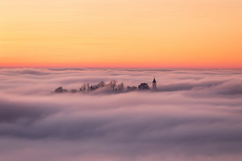Die Burg Teck taucht im Nebelmeer ab.