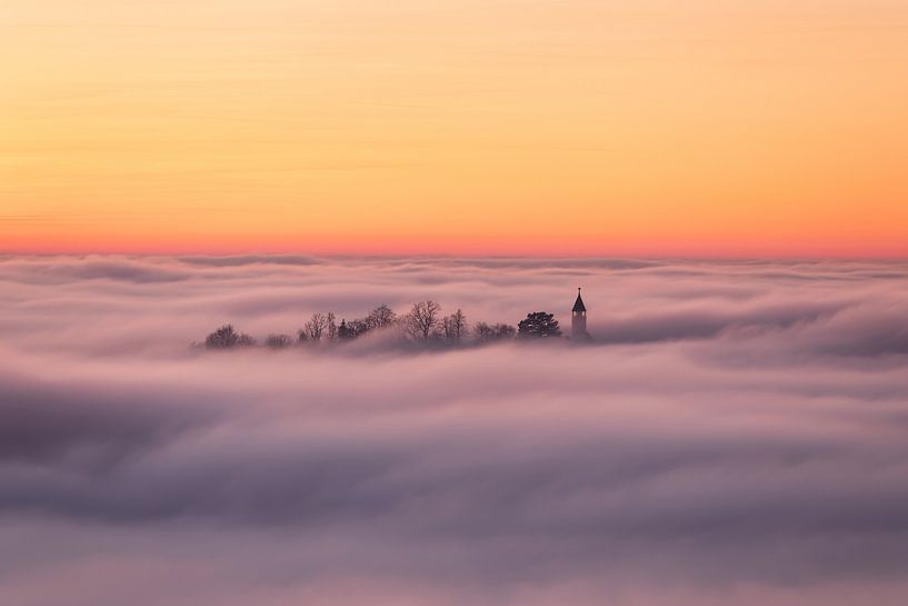Die Burg Teck taucht im Nebelmeer ab. von Jiri Viehmann