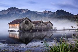 Bootshäuser am Kochelsee von Michael Blankennagel