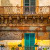 Façade colorée à Noto en Sicile sur Ron van der Stappen