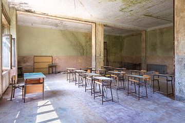 Verlassenes Klassenzimmer. von Roman Robroek