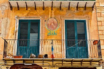Charmante gevel van huis met balkons in het hart van Palermo van Silva Wischeropp