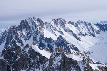 Une impressionnante chaîne de montagnes dans le massif du Mont-Blanc. sur Ralph Rozema