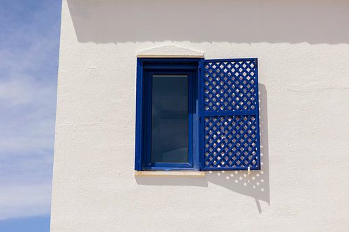 Blauw raam – minimalisme tegen de witte muur