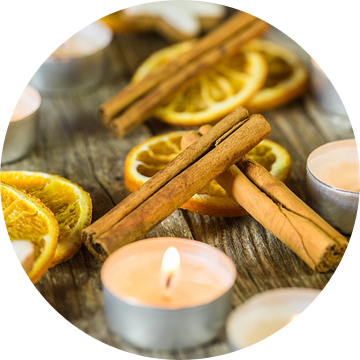 Kerstkaarsen, koekjes en specerijen decoratie op hout van Alex Winter